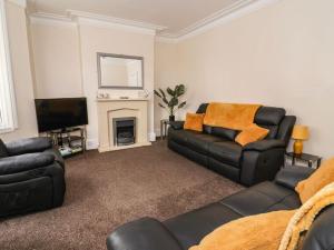 sala de estar con sofá y TV en Stella’s secret, en Bridlington