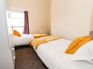 Un dormitorio con dos camas y una ventana. en Stella’s secret, en Bridlington