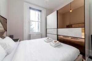 Una cama o camas en una habitación de Central 2BDR Apt, 1 min to Edgware Road Station