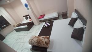 ウッジャインにあるHotel Shri Krishna Palaceのベッドルーム1室(ベッド2台、椅子付)が備わります。