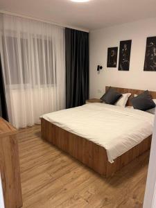 En eller flere senge i et værelse på Apartament Suceava