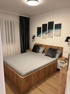 En eller flere senge i et værelse på Apartament Suceava