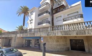 ein Gebäude mit einem davor geparkten Auto in der Unterkunft Fabulous Terrace Cascais - Checkinhome in Cascais