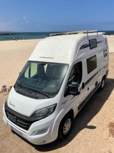 una caravana blanca estacionada en la playa en Campers Reyna, en Arrecife