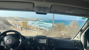 vista sulla spiaggia dall'interno di un'auto di Campers Reyna ad Arrecife