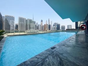 Bazén v ubytování EasyGo - Binghatti Canal Burj Khalifa View 1 Bedroom nebo v jeho okolí