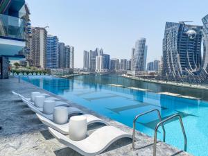Bazén v ubytování EasyGo - Binghatti Canal Burj Khalifa View 1 Bedroom nebo v jeho okolí