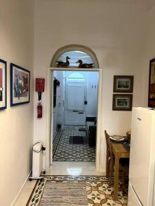 un pasillo con una puerta que conduce a una habitación con una mesa en Rabat Pied-a-terre, en Rabat