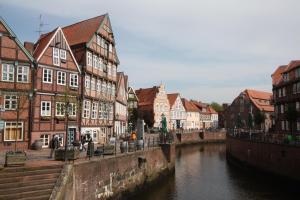 un grupo de edificios junto a un río en Cozy home- Altstadtferienwohnung Stade, en Stade