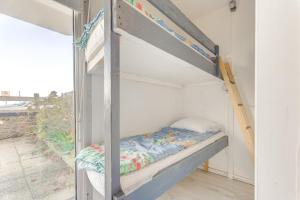 a bunk bed in a room next to a window at Appartement vue Mer in Saint-Cast-le-Guildo