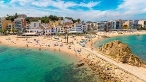an aerial view of a beach in a city at Apartamento cerca de la playa in Blanes