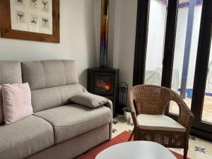 ein Wohnzimmer mit Couch und Kamin in der Unterkunft Casa Remanso de la Judería in Córdoba