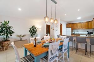 a kitchen and dining room with a table and chairs at Great Sunset Views Los Gigantes in Acantilado de los Gigantes