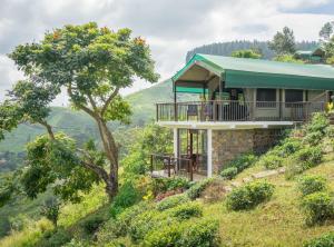 ein Haus an der Seite eines Hügels in der Unterkunft Madulkelle Tea and Eco Lodge in Kandy