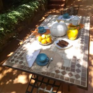 una mesa de picnic con platos de comida. en Villa Acanthos Panoramic Terrace, en Castelbuono