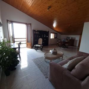 una sala de estar con un sofá y una mesa en Villa Acanthos Panoramic Terrace, en Castelbuono