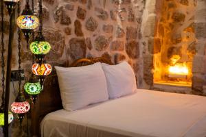 Un dormitorio con una cama con algunas luces. en ELYANS KONAĞI, en Mardin