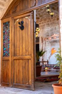 - une porte en bois dans un bâtiment doté d'un vitrail dans l'établissement ELYANS KONAĞI, à Mardin