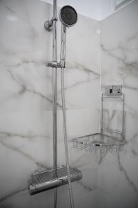 eine Dusche im Bad mit weißen Marmorwänden in der Unterkunft Isle Home By CanariasGetaway in Guanarteme