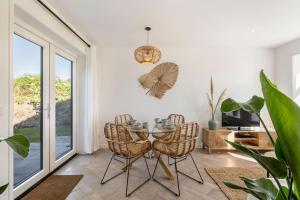 Ruang duduk di Coastal Cottages huisje Bries