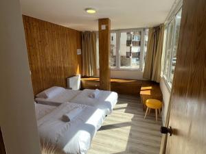 a bedroom with two beds and a window at Edelweiss con vistas a la sierra in Monachil