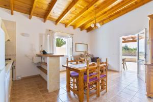 uma cozinha e sala de jantar com mesa e cadeiras em Can Juan De S'Hereu em Sant Francesc Xavier