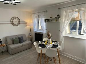 ein Wohnzimmer mit einem Tisch und einem Sofa in der Unterkunft ASPIRE HOLIDAY HOMES in Bournemouth