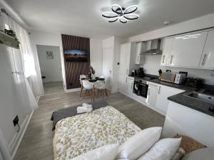 eine Küche mit einem Sofa und einem Tisch in einem Zimmer in der Unterkunft ASPIRE HOLIDAY HOMES in Bournemouth