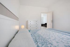 1 dormitorio blanco con 1 cama y vestidor en Un Pedazo de Cielo, en Tuineje