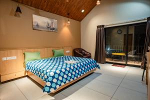 ein Schlafzimmer mit einem Bett und einem großen Fenster in der Unterkunft Cleveland Resorts Kanthalloor in Kanthalloor