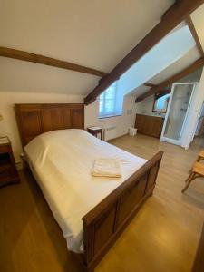 カンカルにあるCancale « la ville es gris »のベッドルーム1室(屋根裏部屋に大型ベッド1台付) +4枚の写真