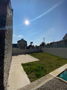 カンカルにあるCancale « la ville es gris »のフェンスとプール付きの裏庭の景色を望めます。