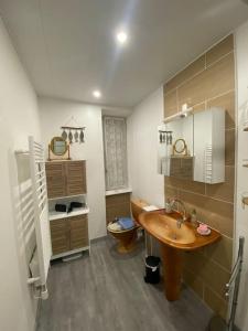 カンカルにあるCancale « la ville es gris »の洗面台とトイレ付きのバスルーム