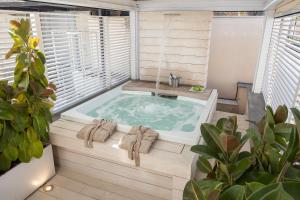 eine Whirlpool-Badewanne in einem Zimmer mit Fenster in der Unterkunft Amazing Piazza Venezia with Jacuzzi and terrace in Rom