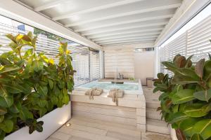 eine Whirlpool-Badewanne in einem Zimmer mit Pflanzen in der Unterkunft Amazing Piazza Venezia with Jacuzzi and terrace in Rom