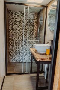 Phòng tắm tại Tiny Farm House met hot tub.
