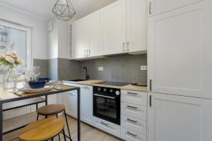 Kuchyňa alebo kuchynka v ubytovaní Stylish & Comfy Garbary Apartments with Parking by Noclegi Renters