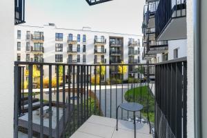 Balkón alebo terasa v ubytovaní Stylish & Comfy Garbary Apartments with Parking by Noclegi Renters