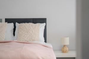 Posteľ alebo postele v izbe v ubytovaní Stylish & Comfy Garbary Apartments with Parking by Noclegi Renters