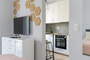 Kuchyňa alebo kuchynka v ubytovaní Stylish & Comfy Garbary Apartments with Parking by Noclegi Renters
