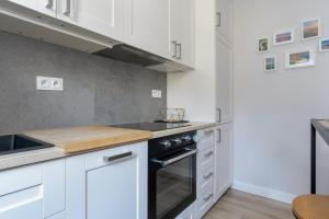 Kuchyňa alebo kuchynka v ubytovaní Stylish & Comfy Garbary Apartments with Parking by Noclegi Renters