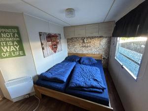 - une chambre dotée d'un lit avec des draps bleus dans l'établissement Roompot Beach Resort - 151, à Kamperland