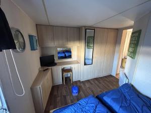 Cette petite chambre comprend un lit et un bureau. dans l'établissement Roompot Beach Resort - 151, à Kamperland