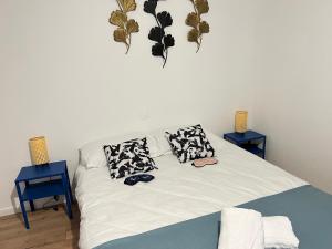 een slaapkamer met een bed met twee blauwe tafels bij Actipole 1 Metz Un Séjour à Part in Metz