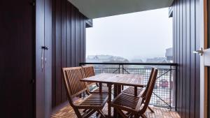 a table and chairs on a balcony with a view at Grande Neige 44 - Appt renove 4 pers in Morillon