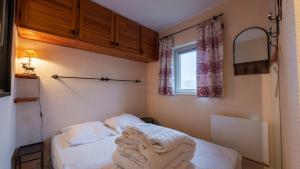 a bedroom with a bed and a window at Grande Neige 44 - Appt renove 4 pers in Morillon