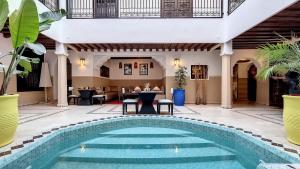 una piscina en el patio de una villa en Riad Argan, en Marrakech