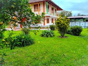 a house with a garden in front of it at Hostal Finca Villa Maria in Filandia