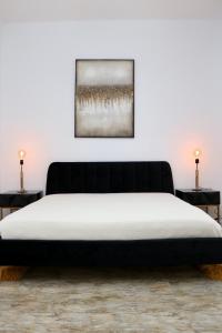 1 cama en una habitación con 2 mesitas de noche en Herman Apartment Cisnadie, en Cisnădie