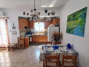 利瓦迪奥Captain's George的配有桌椅和冰箱的厨房